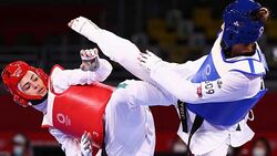 Dua atlet Taekwondo bertanding.jpg